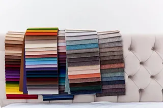 varias tels de color sobre sofa beige