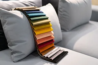 telas de tapiz color sobre sofa