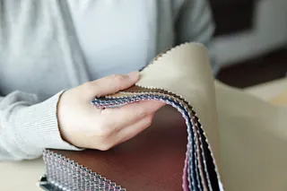 manos de tapicero con material