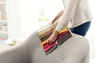telas e color sobre sofa